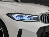 アダプティブLEDヘッドライトはステアリングを切った方向を照らします。