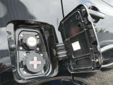 充電ポートリッドを開けると上側が普通充電ポート、下側が急速充電ポートになります。