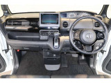 操作性に優れた運転席となります!小物入れや各ボタンの配置にこだわり、使いやすいです!座り心地もよく視認性も良好なのでロングドライブもお任せ下さい!
