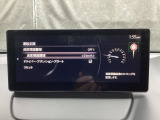 TSRは、走行中にフォワードセンシングカメラまたはナビゲーションシステムが認識した交通標識を、ADDおよびメーターに表示することで、交通標識の見落とし防止を図り、安全運転を支援するシステムです。