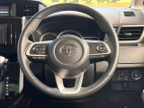 インテリアに合わせたデザインのステアリングは、運転される方のことも考え、運転しやすい形状、大きさです。是非一度、実際に触ってお確かめください。
