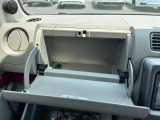 たくさん入りそうなグローブボックスです。