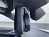 【ルームミラー一体型ETC】BMWといえばルームミラー一体型のETC。ドライバーから差し込めるかたちになっておりますので、差し忘れの際も慌てずにご利用いただけます。