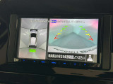 上からの視点で狭い駐車場への駐車に役立つ、アラウンドビューモニター対応メモリーナビ装備。