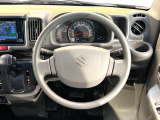 インテリアに合わせたデザインのステアリングは、運転される方のことも考え、運転しやすい形状、大きさです。是非一度、実際に触ってお確かめください。