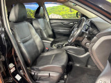 運転席まわりには十分なスペースがあり、大柄な方でもゆったり運転していただける環境です。