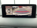 狭い場所での駐車やすれ違いなどでより的確な運転操作に役立つ360&deg;ビューモニターが装備されています。