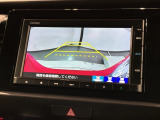 リバースギアに入れるだけで後方の表示へ切り替わります。夜間や雨の日の駐車も楽になりますよ。