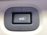 【パワーバックドア】スマートキーや運転席のボタンを押すだけでリアゲートが自動で開閉します!荷物を持っている時や、高い位置にあるバックドアを閉める際に便利な機能です♪