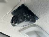 【日産オリジナルドライブレコーダー(フロント+室内)】車室内カメラで車内および車側面を撮影。走行中の幅寄せ対策や後方撮影にも対応しております。