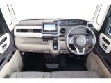 操作性に優れた運転席となります!小物入れや各ボタンの配置にこだわり、使いやすいです!座り心地もよく視認性も良好なのでロングドライブもお任せ下さい!
