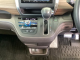 足元スッキリ、インパネシフトです。パーキングブレーキはフットブレーキタイプなので、運転席と助手席の間がスッキリしています。