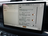 こちらの車輛は【衝突軽減・緊急ブレーキ】を備えており、セーフティドライブをサポート。衝突の危険を感知しドライバーへ警告をおこない、応じられない場合には自動的に緊急ブレーキが作動します。