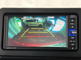 【バックカメラ】 駐車時に車両後方の様子を見ることができるので、運転の不安を軽くします。