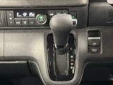 CVT車のセレクトレバーです。低速から高速まで、変速ショックのないスムーズな走りと、エンジン効率のよい領域を維持して燃費にも貢献します。サイドブレーキはスイッチ操作の電子制御パーキングブレーキ。