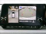 アラウンドビューモニター、まるで上空から見下ろししているかの映像がナビ画面で確認でき、安心して駐車をサポートすることができます。