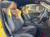 【専用スポーツシート】ホールド性に優れ、カーブ時の体が流れを抑制してくれます。また、体にフィットするから腰や背中が疲れにくく、ロングドライブや高速走行でも快適にお過ごしいただけます♪
