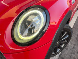 ●LEDヘッドライト:夜間走行時も良好な視界を確保し安心して運転できる高輝度LEDヘッドライトを装備!点灯速度が早く、消費電力も抑えられています。