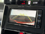 【バックガイドモニター】車両後方の映像をナビ画面に表示し、駐車などの後退操作をサポートします。