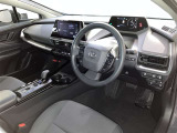 運転席周りのレイアウトをご覧ください。ナビゲーションが綺麗に装着されすっきり収まってますね!
