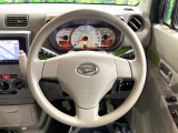インテリアに合わせたデザインのステアリングは、運転される方のことも考え、運転しやすい形状、大きさです。是非一度、実際に触ってお確かめください。