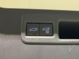 【パワーバックドア】スマートキーや運転席のボタンを押すだけでリアゲートが自動で開閉します!荷物を持っている時や、高い位置にあるバックドアを閉める際に便利な機能です♪
