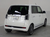 プライバシーガラスが装備されています。外を見るときには気にならずに、後方車両からは車内が見えにくい設計です、周りを気にせず、快適に運転できますよ。
