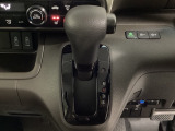 CVT車のセレクトレバーです。低速から高速まで、変速ショックのないスムーズな走りを実現するとともに、エンジン効率のよい領域を維持することで燃費にも貢献します。