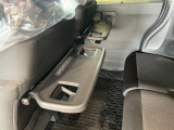 【シートバックテーブル】席背面には格納式のテーブルを装備。ちょっとした荷物が掛けられて便利なコンビニフック付です!
