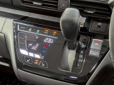 タッチパネル式オートエアコンで温度を設定するだけで快適な車内環境を維持することができます。