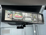 スマートルームミラーは、車両後方に設置されたカメラの映像を、ルームミラーに映し出すことで、死角をなくし、安全性を向上させることができます。また、夜間や雨天時でも、クリアな映像を映し出すことができます。