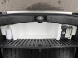 トランクルームにはパンク修理キットがあります。