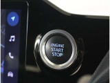 スマートキーを携帯していればキーを取り出さずにドアを施錠&解錠。クルマの始動も可能です。