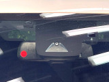【トヨタセーフティセンス】走行中に前方の車両等を認識し、衝突しそうな時は警報とブレーキで衝突回避と被害軽減をアシスト。より安全にドライブをお楽しみいただけます。