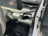 運転席と助手席に同様のドリンクホルダー装備です。