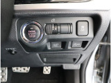 プッシュスタートスイッチの横には様々な機能のスイッチが並べられています。