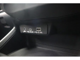 エアコンのスイッチの下には、充電にも使用できるオーディオ接続用USB端子があります。AUX端子にオーディオプレーヤーが接続できます。