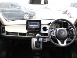 操作性に優れた運転席となります!小物入れや各ボタンの配置にこだわり、使いやすいです!座り心地もよく視認性も良好なのでロングドライブもお任せ下さい!