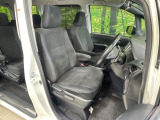 運転席まわりには十分なスペースがあり、大柄な方でもゆったり運転していただける環境です。
