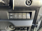 コーナーセンサーを車の前後に装備。障害物までの距離に応じて警告音を変えてお知らせ。縦列駐車時や駐車場・車庫などでの取り回しをサポートします。詳細は販売店スタッフまでおたずねください。