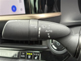 【オートワイパー(AUTO)】雨が降り出した時に、雨滴検出用センサー(レインセンサー)が雨滴を感知すると、自動でワイパーが動作します。