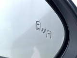 【ブラインドスポットモニター】走行中、ドアミラーの死角になりやすい箇所に後続車が接近するとサイドミラーのレンズに警告を表示!ドライバーに注意喚起をしてくれます。