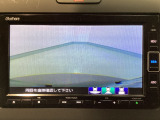 【バックカメラ】運転が苦手な方も車庫入れラクラクです!ギアをリバースに入れれば自動的に切り換わりますので、面倒な操作は不要です♪狭い駐車場もお車を傷つけず安心ですね!