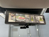 スマートルームミラーは、車両後方に設置されたカメラの映像を、ルームミラーに映し出すことで、死角をなくし、安全性を向上させることができます。また、夜間や雨天時でも、クリアな映像を映し出すことができます。