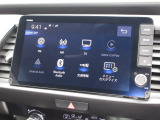 ナビゲーションは純正9インチメモリーナビ(LXM-242ZFNi)を装着しております。AM、FM、Bluetooth、フルセグTVがご使用いただけます。初めて訪れた場所でも安心ですね!