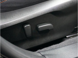 電動シートを装備。お客様に安全に運転頂けるよう座席の位置、座面の上げ下げやリクライニングの加減も細やかな設定を可能にしました。