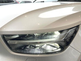 【LEDヘッドライト】明るく眩しいハイビームを先行車や対向車に照射しないオートハイビームを備えたLEDヘッドライト。北欧神話に登場するトールハンマーをモチーフにした、一目でボルボとわかるデザイン。
