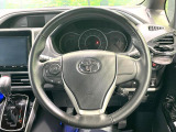 【純正革巻きステアリング】上質な革を使用することで、手にしっかり馴染みとても運転しやすいハンドルです♪