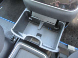 運転席助手席で使用できるドリンクホルダーです。
