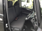 【ベンチシート】運転席と助手席の移動もスムーズ!狭い駐車場での乗り降りや、お子様の乗り降りにも便利です。座席の間にコンソールボックスやドリンクホルダーがないため、車内空間が広く感じます。